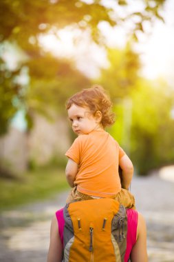 Anne çocukla seyahat.