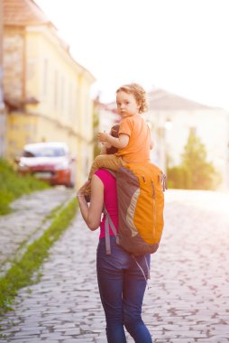Anne çocukla seyahat.