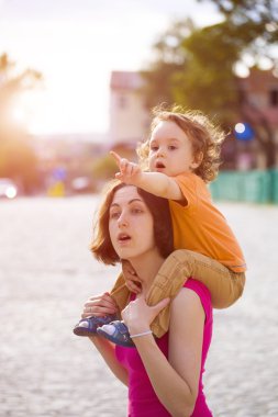 Anne çocukla seyahat.