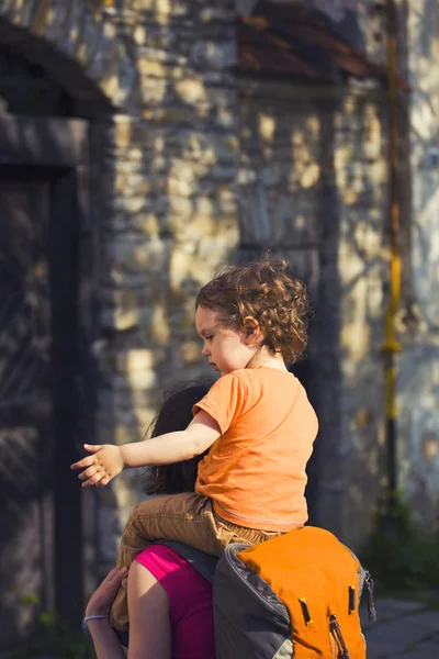 Anne çocukla seyahat.