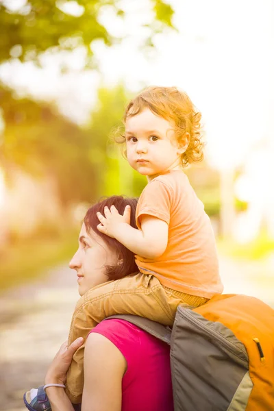 Mamma reser med barnet. — Stockfoto