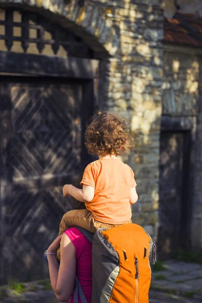 Anne çocukla seyahat.