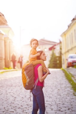 Anne çocukla seyahat.