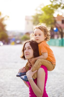 Anne çocukla seyahat.