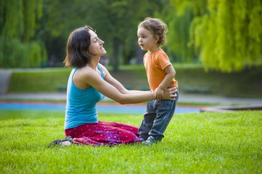 Çocuk ile anne çalış.