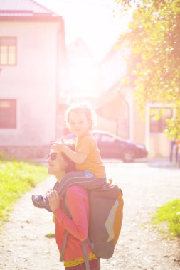 Anne çocukla seyahat.
