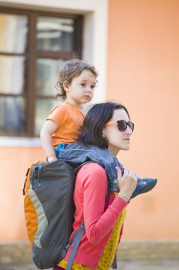 Anne çocukla seyahat.