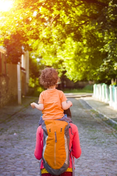 Mamá está viajando con el niño . — Foto de Stock