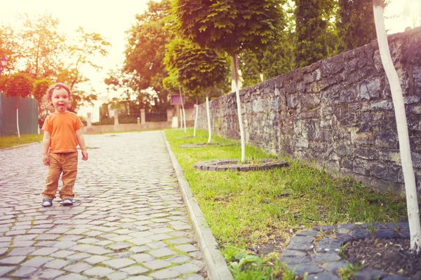 Kıvırcık saçlı çocuk.