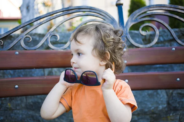 Mały chłopiec stara na jego matka okulary. — Zdjęcie stockowe