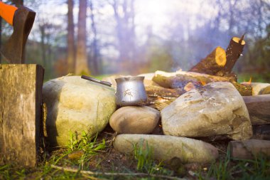 Bir kahve makinesi ve bir balta bir ateş yakın.