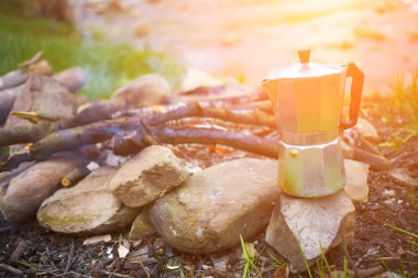 Yangın Nehri yakınında açıklıkta.