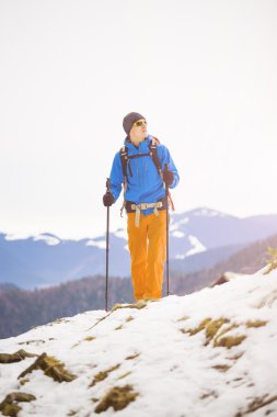 Dağcı karlı bir yamaçta yürür.