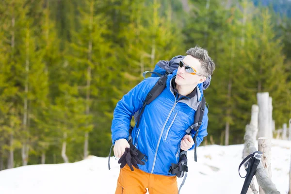 Portret van een bergbeklimmer met een rugzak. — Stockfoto