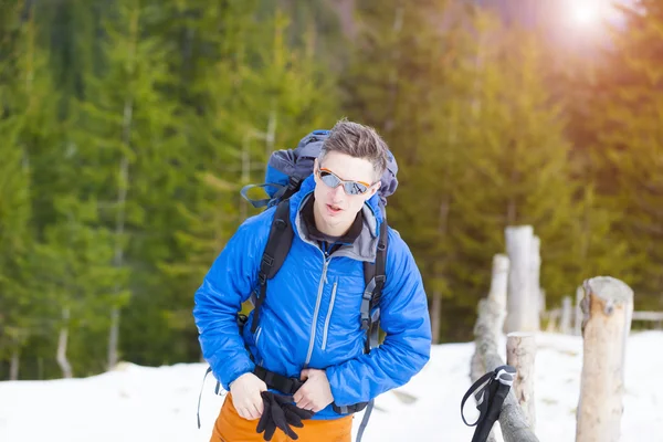 Retrato de un montañero con una mochila . — Foto de Stock