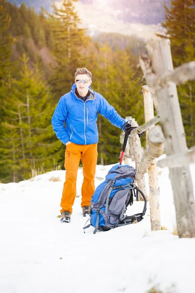 Retrato de um montanhista com uma mochila . — Fotografia de Stock