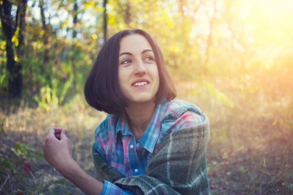 La ragazza hippie nella foresta . — Foto Stock