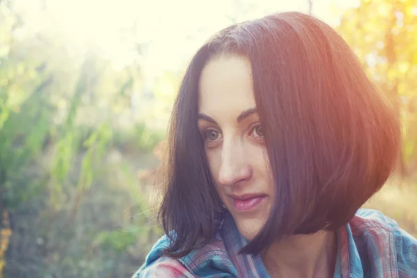 La chica hippie en el bosque . —  Fotos de Stock