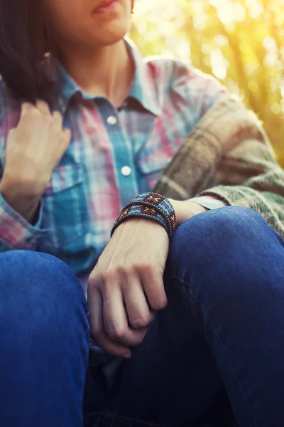 La ragazza hippie nella foresta . — Foto Stock