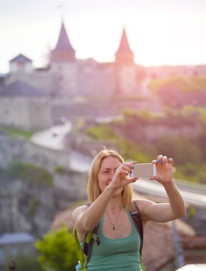 Kız selfie çekiyor..