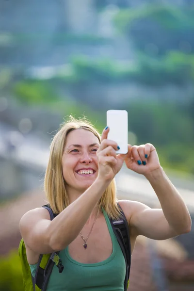 Flicka gör en selfie. — Stockfoto