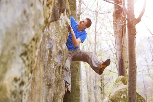 O alpinista está a balançar nas rochas. . — Fotografia de Stock
