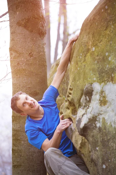 Bergsteiger bouldert auf den Felsen. — Stockfoto