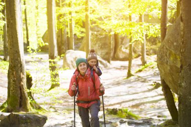 Anne ve oğlu seyahat.