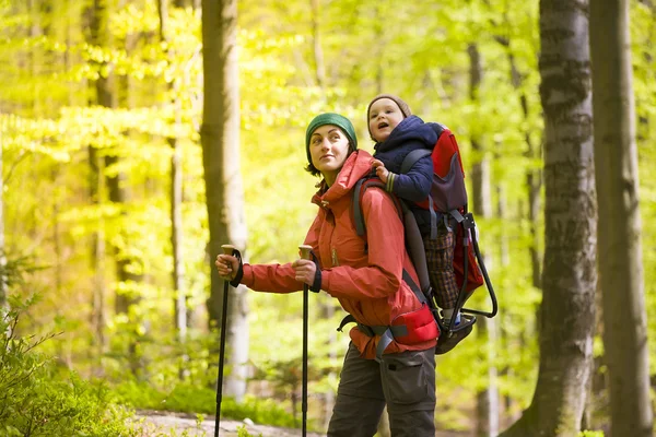 Mutter und Sohn sind unterwegs. — Stockfoto