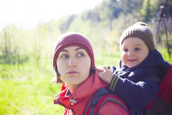 La mère et le fils voyagent . — Photo