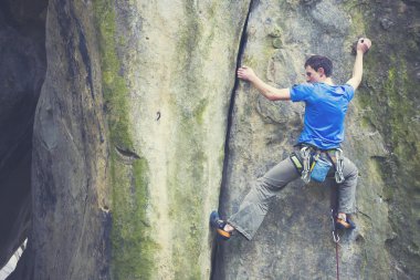 Bir dağcı dağa tırmanıyor.