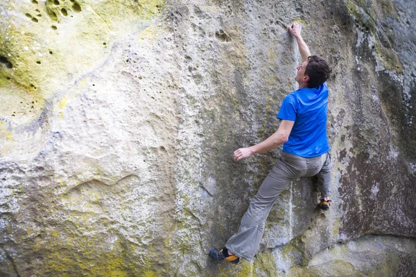 Ein Bergsteiger steigt den Berg hinauf. — Stockfoto