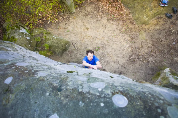 Escalador es bouldering en las rocas . — Foto de Stock