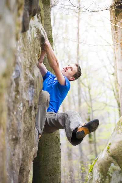 Bergsteiger bouldert auf den Felsen. — Stockfoto