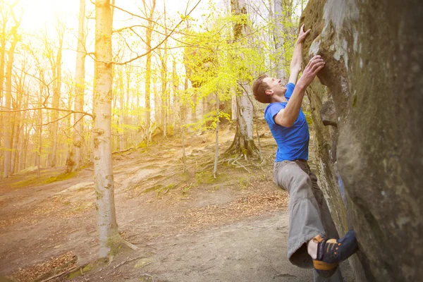 Escalador es bouldering en las rocas . — Foto de Stock