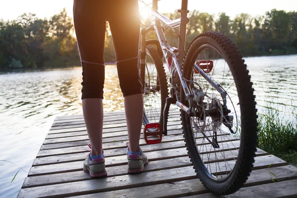 Das Mädchen auf dem Fahrrad. — Stockfoto