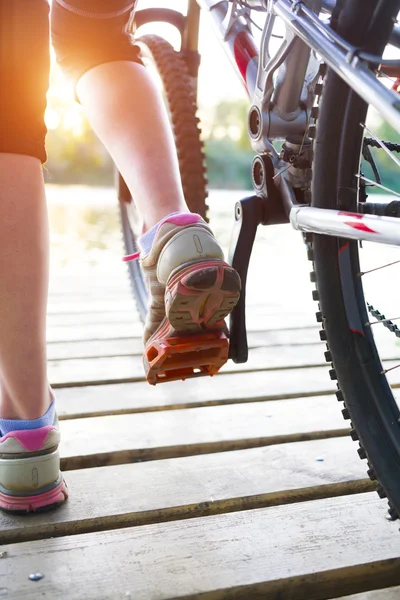 Das Mädchen auf dem Fahrrad. — Stockfoto