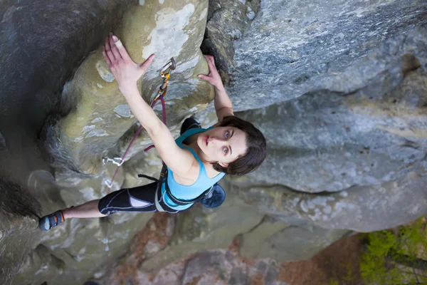 女孩的登山. — 图库照片