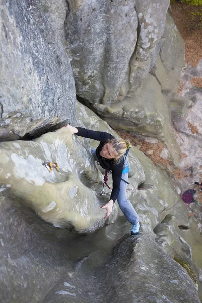 La fille grimpe sur le rocher . — Photo