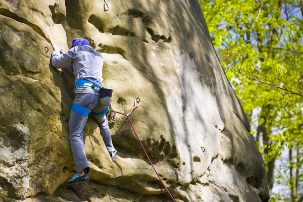 Girl mountain climber. — Stock Photo, Image