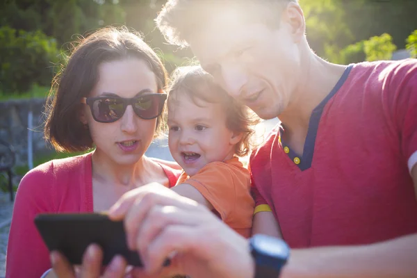 Eine junge Familie macht ein Foto. — Stockfoto