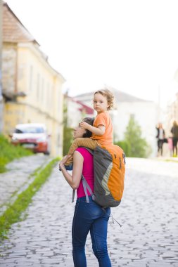 Anne çocukla seyahat.