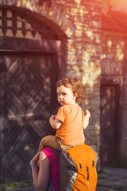 Anne çocukla seyahat.