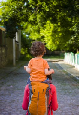 Anne çocukla seyahat.