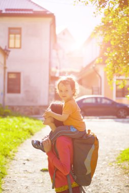 Anne çocukla seyahat.