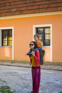 Anne çocukla seyahat.