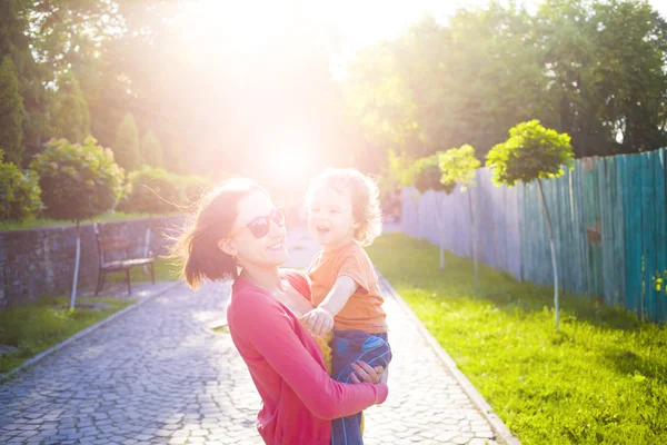 Mama bawi się dziecko. — Zdjęcie stockowe