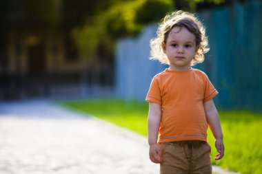 Kıvırcık saçlı çocuk.