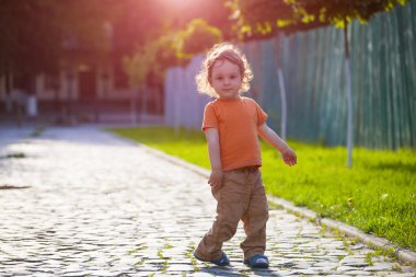 Kıvırcık saçlı çocuk.