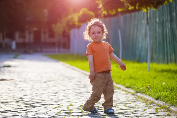 Der Junge mit dem lockigen Haar. — Stockfoto